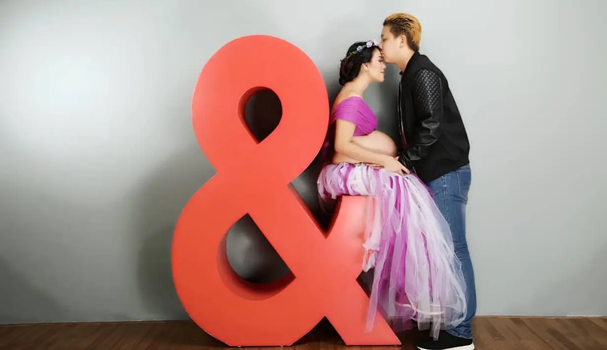 "Dokter sih prediksinya April, tapi aku minta dimajuin ke Maret, biar ulang tahunnya sama kayak aku," kata Rey Utami beberapa waktu lalu. (Instagram/reyutami)