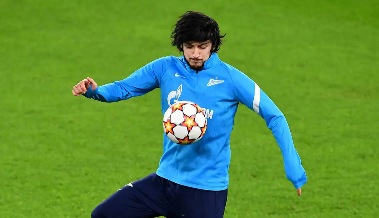 Pemain Zenit St. Petersburg Sardar Azmoun menghadiri sesi latihan jelang menghadapi Juventus pada pertandingan sepak bola Liga Champions di Stadion Juventus, Turin, Italia, 1 November 2021. (Isabella BONOTTO/AFP)