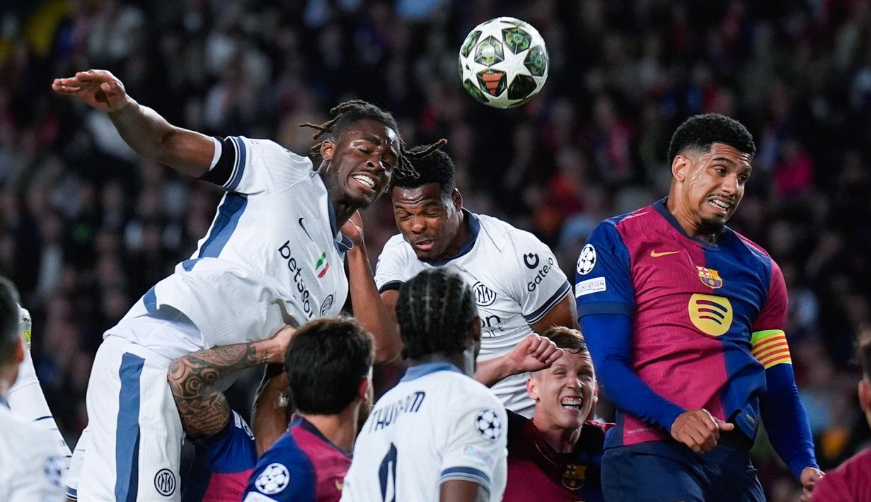 Dumfries terlibat langsung dalam ketiga gol Inter di laga ini. Dia membuat dua gol dan satu assist, kontribusi luar biasa untuk ukuran wing-back kanan. (AP Photo/Emilio Morenatti)