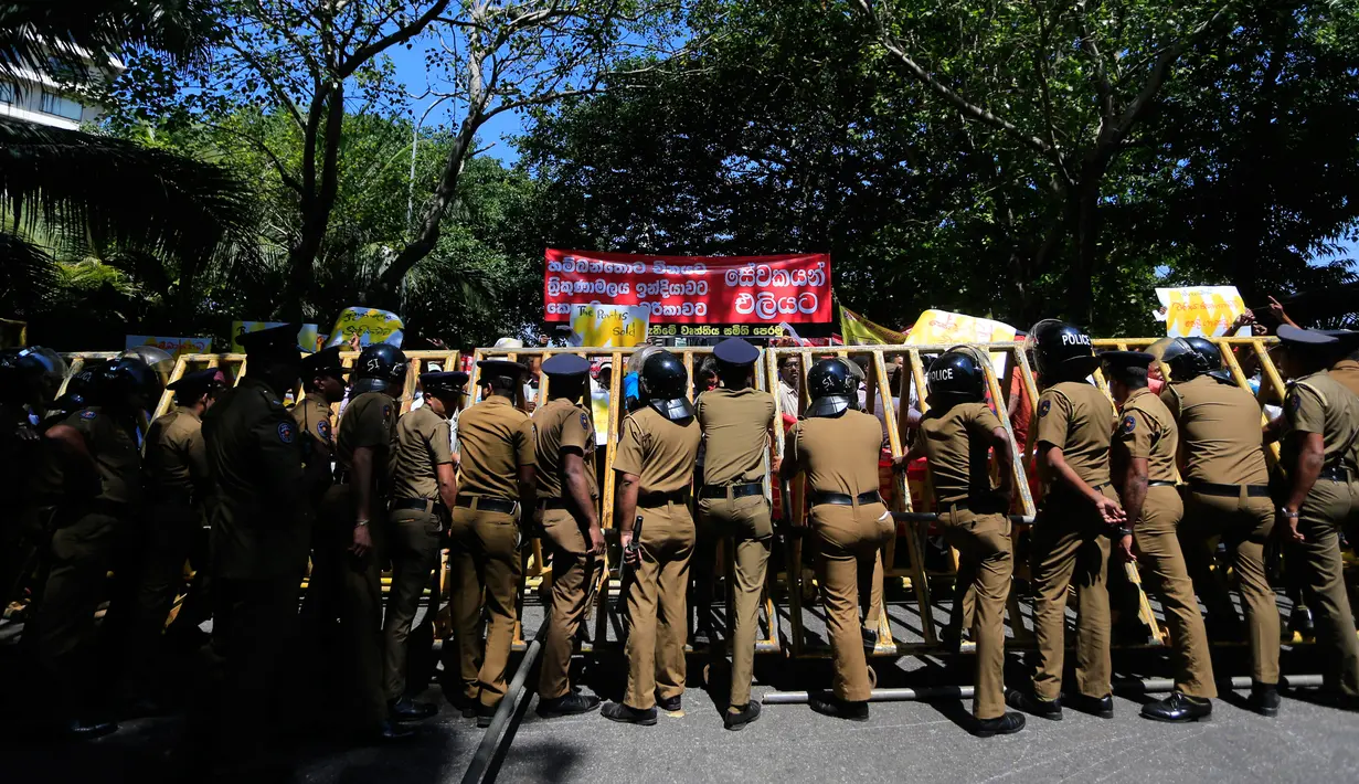 Polisi Sri Lanka berjaga-jaga saat aksi protes di dekat sekretariat presiden di Kolombo, Sri Lanka, Rabu (1/2). Pendemo menentang rencana privatisasi pelabuhan oleh pemerintah. (AP Photo / Eranga Jayawardena)