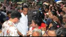 Bantuan yang diberikan Jokowi kepada warga itu berupa beras dan uang tunai. Wargapun antusias menyambutnya, Jakarta, Kamis (24/7/2014) (Liputan6.com/Herman Zakharia)