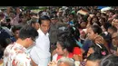 Bantuan yang diberikan Jokowi kepada warga itu berupa beras dan uang tunai. Wargapun antusias menyambutnya, Jakarta, Kamis (24/7/2014) (Liputan6.com/Herman Zakharia)