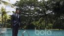 Pemain Timnas Indonesia U-22, Nur Hardianto, berpose menggunakan jas usai menggelar jumpa pers. Dengan kerja sama ini PSSI berharap akan menjadi awal bagi kebangkitan sepak bola nasional. (Bola.com/Vitalis Yogi Trisna) 