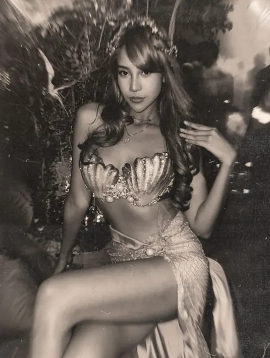 Tak lupa memakai wig warna meray menyala dengan headpiece yang berkilau. (Foto: Instagram @anyageraldine)