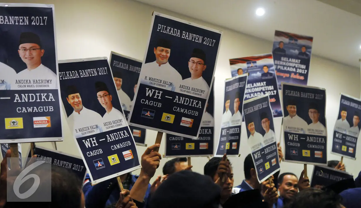 Pendukung Wahidin Halim-Andika Hazrumi mengangkat poster saat deklarasi dan penandatanganan pakta integritas di Kantor DPP Partai Demokrat, Jakarta, Senin (8/8). (Liputan6.com/Johan Tallo)