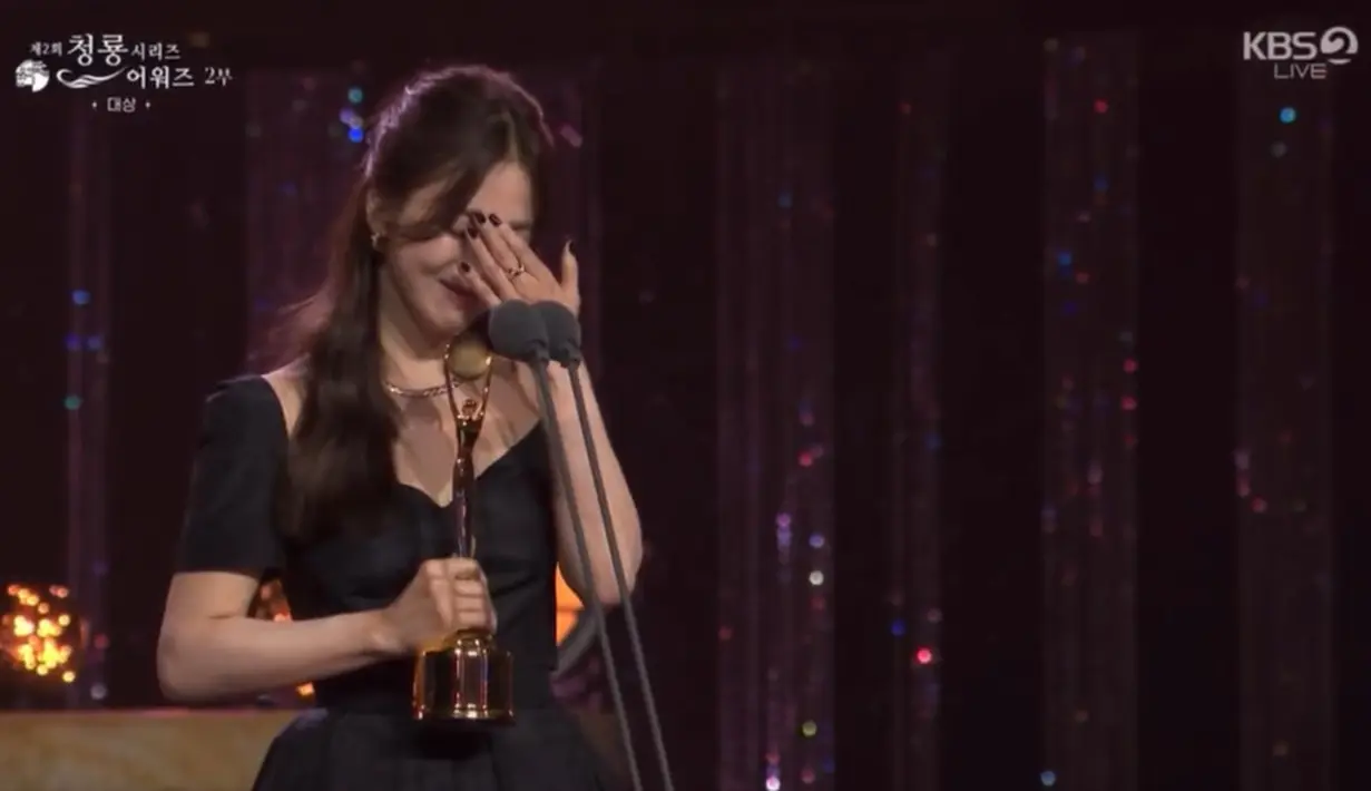 Saat hendak menyampaikan pidatonya, seorang pria berteriak dengan kencang. Dia memuji Song Hye Kyo "Kamu cantik Song Hye Kyo!" kalimat ini membuatnya tersipu. (Foto: KBS2 via Twitter)