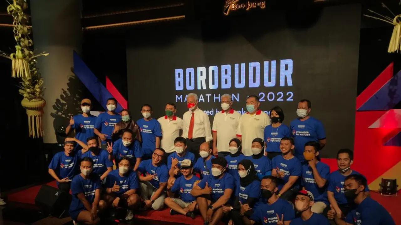 Foto bersama para pelari dengan Gubernur Jawa tengah, Ganjar Prawono