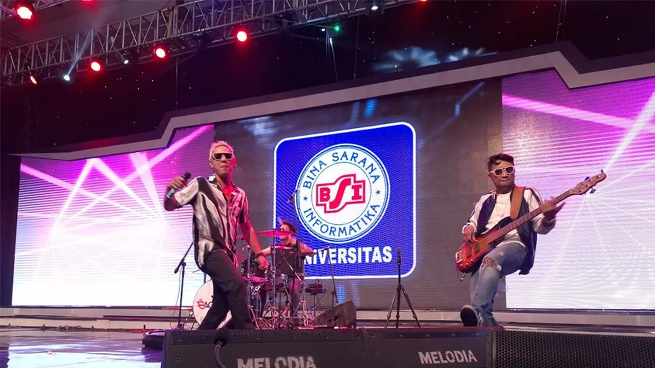 Band D'Bagindas tampi di Wisuda Universitas BSI ke-58.