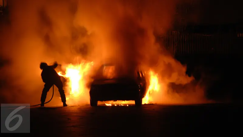 20160224-mobil terbakar-istock