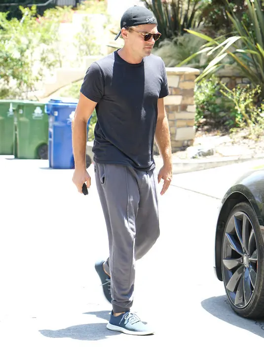 Leonardo DiCaprio nampak santai banget nih saat break syuting Once Upon a Time In Hollyood. (Max Shelton/FilmMagic/USWeekly)