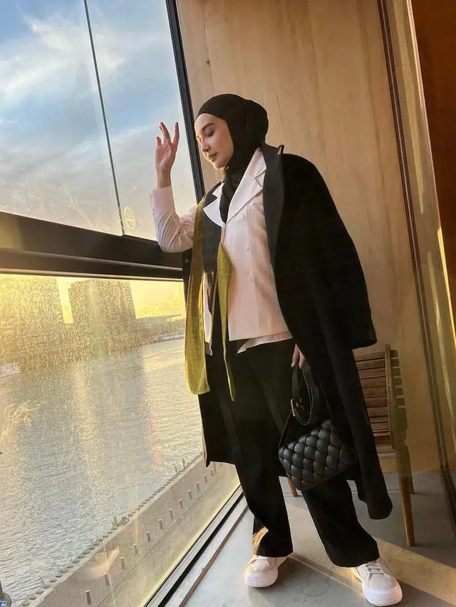 8 Gaya Hijab Zaskia Sungkar Liburan di Eropa Sambil Momong Ukkasya, Curi Perhatian