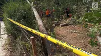 Garis polisi terpasang di lokasi tempat terjadinya ledakan oleh pohon sengon, di Desa Malon, Gunungpati, Semarang, Selasa (7/8/2019). Diduga inilah titik lokasi penyebab blackout atau mati listrik massal di wilayah Jakarta dan sekitarnya. (Liputan6.com/Gholib)
