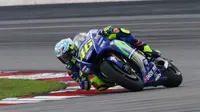 Pebalap Movistar Yamaha, Valentino Rossi, terkesan dengan kecepatan pebalap penguji Ducati, Casey Stoner, pada hari pertama Tes Sepang, Senin (30/1/2017). (Bola.com/Twitter/crash_motogp)