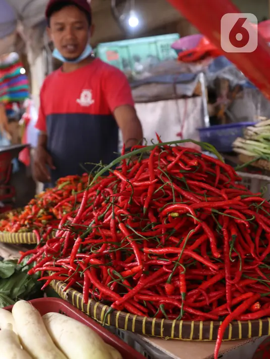 Pedagang merapikan cabai di Pasar Kebayoran, Jakarta, Senin  (21/12/2020). Kenaikan permintaan bahan pokok berpotensi kembali terjadi pada akhir tahun seiring dengan perayaan Natal dan Tahun Baru 2021. (Liputan6.com/Angga Yuniar)