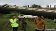 Evakuasi KA Logawa di Madiun, Jatim, masih berlangsung. Dua korban tewas yang terjepit berhasil dikeluarkan. 