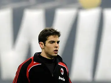 AC Milan's midfielder Kaka arrives on the field prior his team's Italian Serie A match against Fiorentina on January 17, 2009 at San Siro Stadium in Milan. AFP PHOTO/DAMIEN MEYER