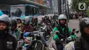 Kendaraan pribadi termasuk transportasi umum seperti bus Transjakarta, lajunya terhambat saat melintasi lokasi. (Liputan6.com/Angga Yuniar)
