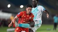 Bek PSBS Biak, Sandro Embali mencoba merebut bola dari penguasaan bek kanan Persija Jakarta, Rio Fahmi dalam laga pekan ke-11 BRI Super League 2025/2026 di Stadion Manahan, Solo, Jumat (31/10/2025). (Dok. Persija)