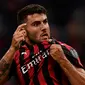 Pemain depan AC Milan, Patrick Cutrone melakukan selebrasi usai mencetak gol ke gawang AS Roma dalam Serie A Italia di Stadion San Siro, Milan, Jumat (31/8). Patrick Cutrone mencetak gol di menit terakhir masa injury time. (MARCO BERTORELLO/AFP)