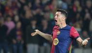 Pada menit ke-66, Robert Lewandowski mencetak gol keduanya di laga ini. (LLUIS GENE/AFP)