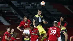 Bek Southampton, Jan Bednarek, berebut bola dengan pemain Manchester United pada laga lanjutan Premier League pekan ke-35 di Stadion Old Trafford, Selasa (14/7/2020) dini hari WIB. Manchester United bermain imbang 2-2 atas Southampton. (AFP/Clive Brunskill/pool)