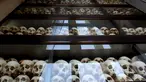 Lemari kaca berisi 5.000 tengkorak manusia milik korban Khmer Merah di Phnom Penh, Kamboja, (17/4). Ini untuk memperingati museum Choeung Ek sebagai saksi bisu dari tragedi kemanusiaan terkejam selama rezim Khmer Merah. (REUTERS / Samrang Pring)