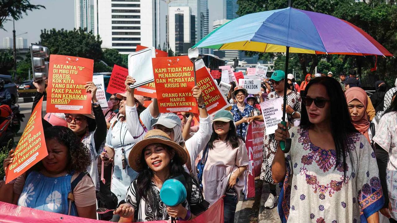 FOTO: Aliansi Perempuan Indonesia Gelar Aksi di Dukuh Atas