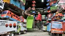 Sukma merapikan mainan kayu yang dijualnya di kawasan Kalibata, Jakarta, Rabu (17/10). Sukma menjual mainannya  dengan harga mulai Rp 50 ribu hingga Rp 350 ribu per buah. (Merdeka.com/Iqbal S. Nugroho)