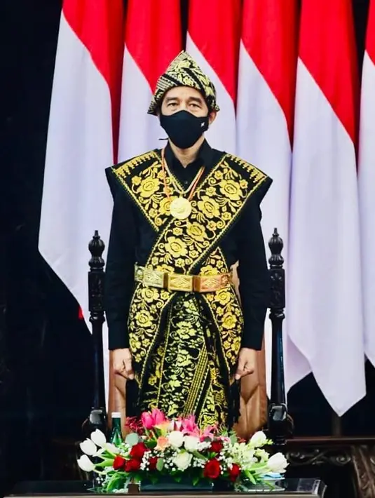 Di 2020, Presiden Jokowi mengenakan pakaian adat Suku Sabu asal Nusa Tenggara Timur. Pakaian adat tersebut memiliki warna dasar hitam dengan corak emas yang diaplikasikan pada topi, kain tenun yang menyilang di dada, sarung, serta ikat pinggang. (instagram/jokowi)