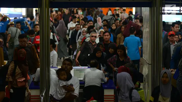 Stasiun Gambir Dibanjiri Pemudik