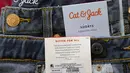 Label pada celana jeans merek Cat & Jack yang dijual di toko Target, New York, Jumat (14/7). Banyaknya peminat pakaian daur ulang membuktikan adanya kelompok yang peduli terhadap lingkungan dan bumi. (AP/Mark Lennihan)