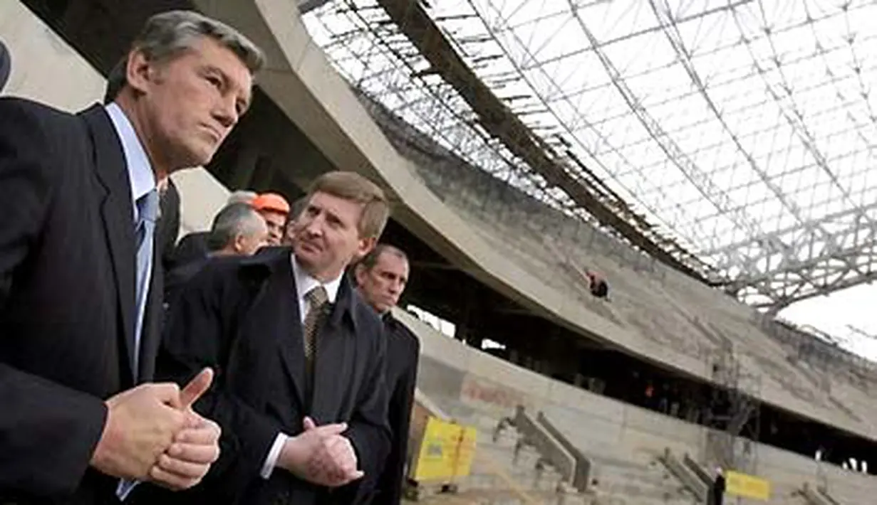 President of Ukraine Viktor Yushchenko (L) and President of FC Shakhtar, multi-millionaire Rinat Akhmetov (2L) visit the construction site of a stadium in the country's eastern industrial city of Donetsk on April 17, 2008. AFP PHOTO/MYKOLA LAZARENKO