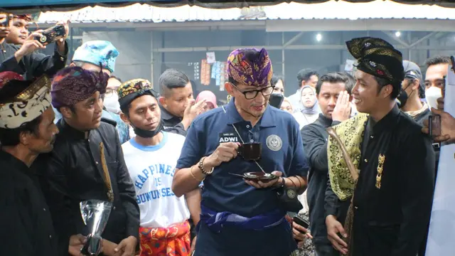 Menteri Pariwisata dan Ekonomi Kreatif Sandiaga Uno bertemu dengan dalang cilik Zahria di Desa Wisata Buwun Sejati.