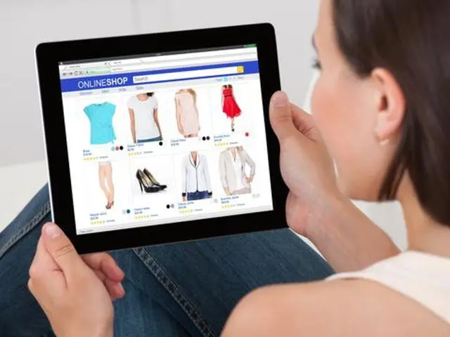 Belanja Fashion Di Toko Online Jadi Gaya Hidup Perempuan Masa Kini Fashion Fimela Com