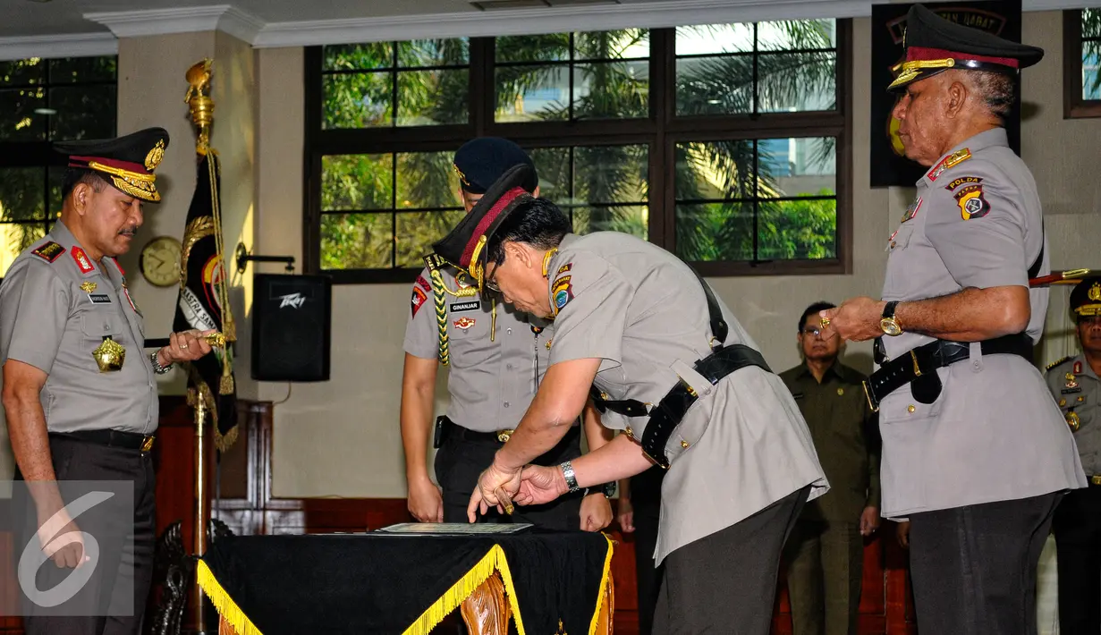 Badrodin Haiti menyaksikan penandatanganan Brigjen Royke Lumona saat serah terima jabatan di Mabes Polri, Jakarta, Jumat (31/7/2015). Paulus Waterpaw menggantikan posisi Brigjen Yotje Mende sebagai Kapolda Papua yang baru. (Liputan6.com/Yoppy Renato)