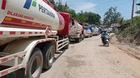 Puluhan armada pengangkut BBM Pertamina Kendari terhambat usai warga membokir jalan di Kelurahan Kasilampe Kendari. (Liputan6.com/Ahmad Akbar Fua)