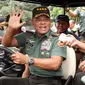 Panglima TNI, Jenderal Gatot Nurmantyo usai menghadiri perayaan Natal Bersama TNI di GOR Ahmad Yani, Mabes TNI, Jakarta, Rabu (11/1). 3.000 prajurit dan PNS hadir dalam perayaan Natal Bersama TNI tahun 2016. (Liputan6.com/Helmi Fithriansyah)