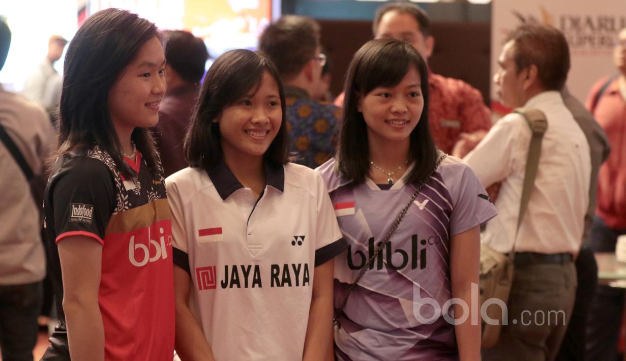 Pebulutangkis Fitriani (kanan) dan Ruselli Hartawan (Kiri) turut ambil bagian pada ajang Djarum Superliga Badminton 2017 yang digelar pada tanggal 19 - 26 February 2017 di Surabaya.  (Bola.com/Nicklas Hanoatubun)