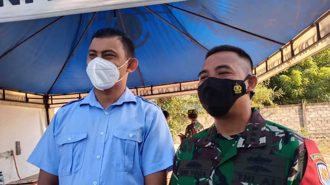Komandan Angkatan Laut Maumere (P) Dwi Yoga P.M.Tr.Hanla M.M CTMP dan Kepala Kejaksaan Negeri Sikka, Fahmi.( Liputan6.com/ Dionisius Wilibardus)