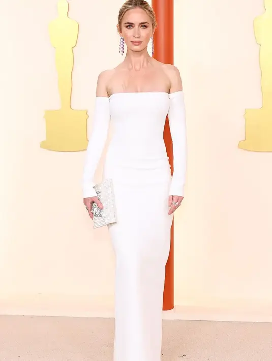 <p>Emily Blunt tampil tak kalah elegan, menghadirkan nuansa bridal look. Dengan gaun off-the-shoulder dari Valentino, bagian lengan panjang menyambung ke gaun, Emily Blunt menyempurnakan tampilannya dengan tatanan rambut up-do dan perhiasan yang berkilauan. Foto: Instagram.</p>
