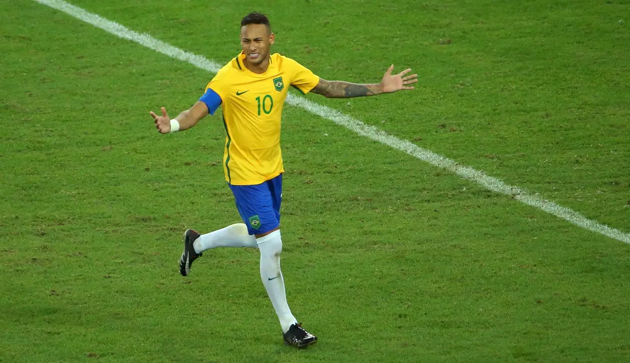 Pemain Brasil Neymar (10) merayakan kemenangannya setelah mencetak gawang kelima kalinya dalam adu penalti melewati kiper timnas Jerman, Timo Horn di partai final turnamen sepak bola Olimpiade Rio 2016 di Brasil (20/08) (REUTERS / Murad Sezer)  