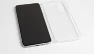 How to clean a clear phone case. (Photo: Mateus Andre/Freepik)
