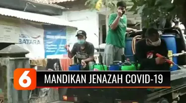 Pemerintah Desa Tegal Maja, Kecamatan Kragilan, Kabupaten Serang, Banten, menyemprotkan disinfektan ke setiap kampung. Penyemprotan dilakukan menyusul positifnya tiga warga usai memandikan jenazah yang positif corona.