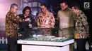 Menteri Kelautan dan Perikanan Susi Pudjiastuti melihat-lihat maket Pasar Ikan Modern (PIM) Muara Baru, Jakarta, Kamis (8/2). (Liputan6.com.Angga Yuniar)