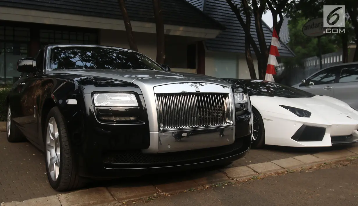 Kendaraan Raffi Ahmad terparkir di kawasan Pondok Labu, Jakarta, Selasa (22/8). Petugas Badan Pajak dan Retribusi Jakarta dan Polda Metro Jaya melakukan door to door penagihan pajak mobil mewah artis yang menunggak pajak. (Liputan6.com/Herman Zakharia)