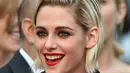 Kristen Stewart tetap setia dengan gaya tomboy. Dengan rambut pirang dan potongan pendek, Kristen Stewart makin terlihat keren dan stylist. (AFP/Bintang.com)