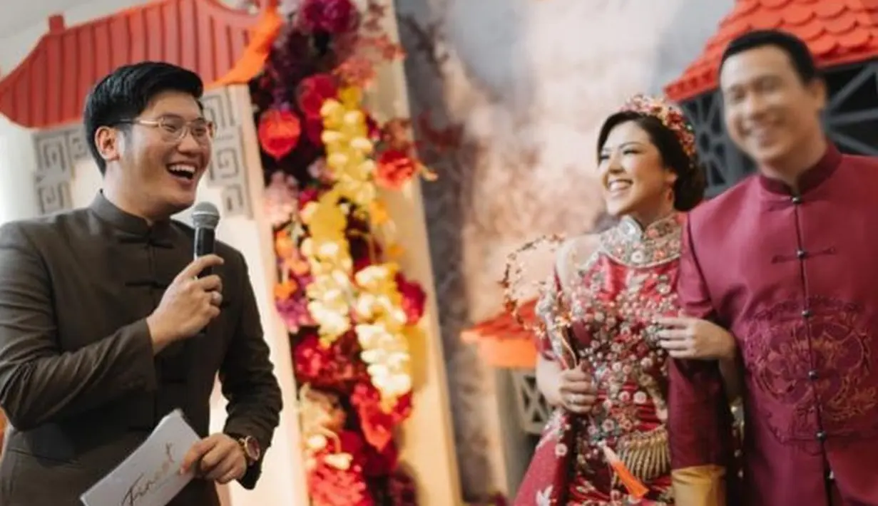 Acara digelar secara mewah dan meriah. Dekorasi bunga-bunga dengan dominasi warna merah Tionghoa banget. Pernak pernik Tionghoa juga sangat terlihat dalam  acara sangjit  Tina Toon dan Daniel. [Instagram/tinatoon101]