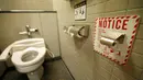 Suasana kamar mandi yang dipasang kertas toilet di kamar mandi berteknologi tinggi yang dilengkapi bidet dan kursi hangat di bandara internasional Narita, Jepang, (28/12). (REUTERS / Toru Hanai)