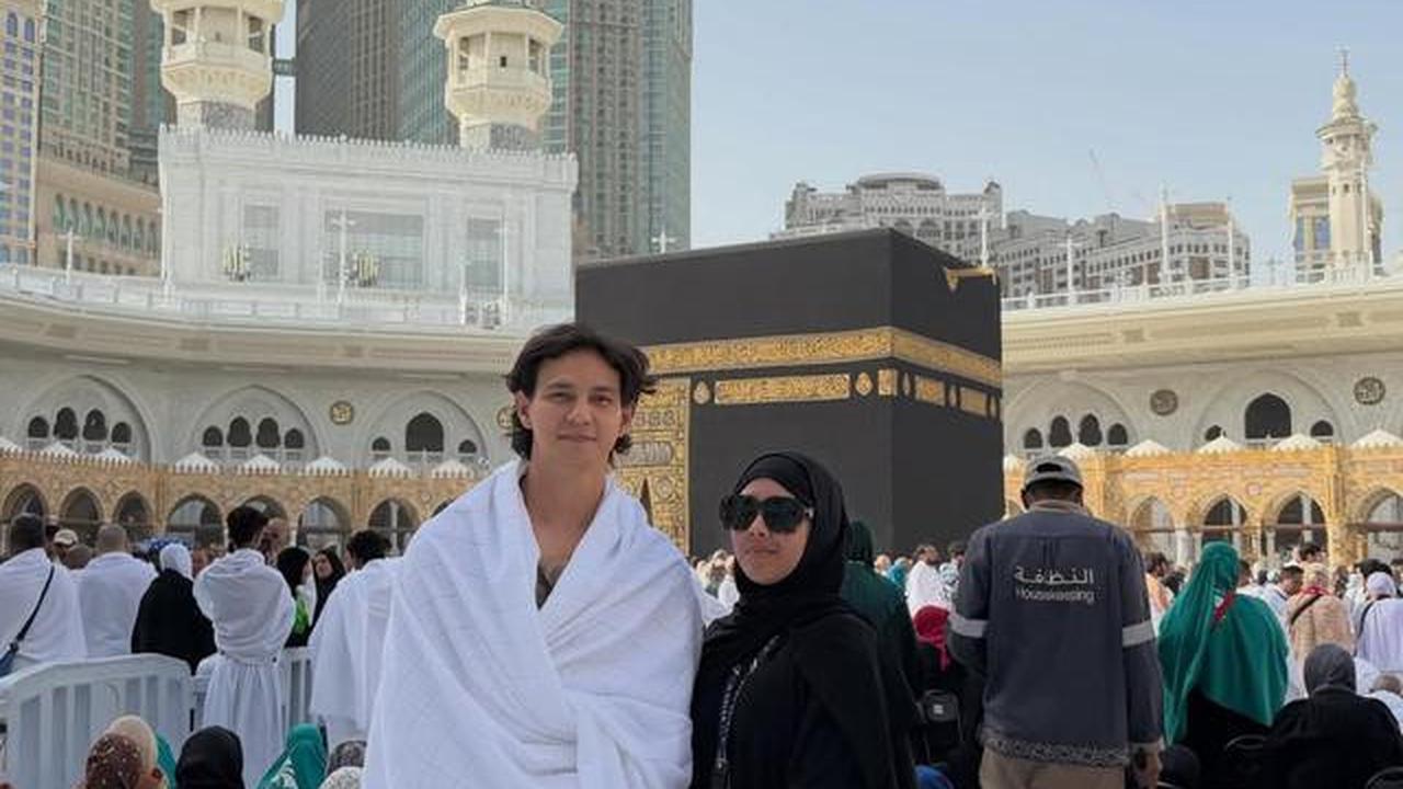 6 Potret Marcell Darwin Umrah Perdana Usai Mualaf, Perjalanan Spiritual Penuh Haru