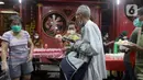 Warga menerima makanan berbuka puasa di Vihara Dharma Bhakti, Petak Sembilan, Jakarta, Kamis (7/4/2022). Yayasan Vihara Dharma Bhakti menyediakan sekitar 200 porsi menu berbuka puasa bagi warga sekitar untuk lebih mempererat persaudaraan umat beragama. (Liputan6.com/Helmi Fithriansyah)